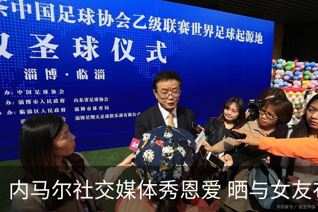 内马尔社交媒体秀恩爱 晒与女友布鲁娜接吻照片